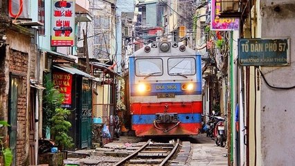 Hanoï (Vietnam) : à la découverte du train qui passe à quelques mètres des habitations
