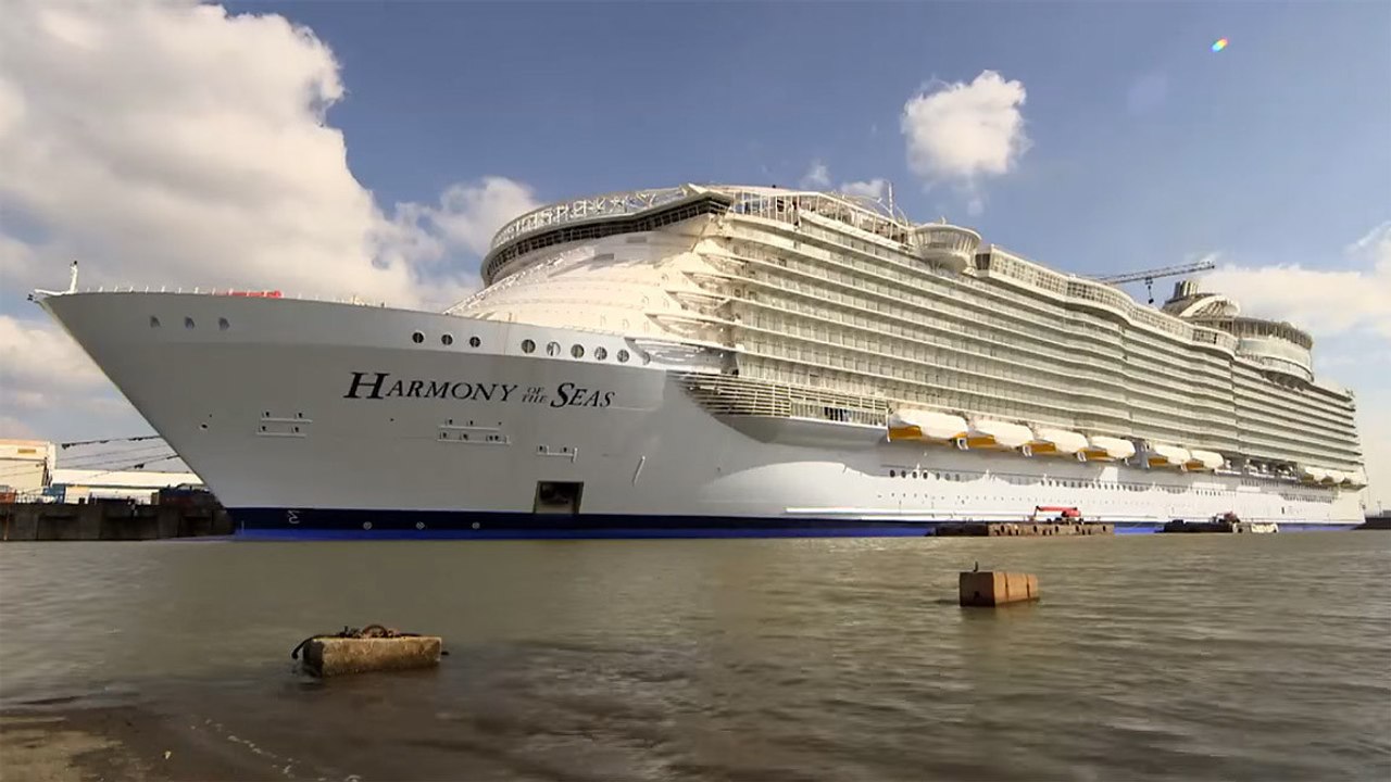 Le Harmony of the seas, le plus gros paquebot du monde a quitté le port de Saint-Nazaire pour ses premiers essais