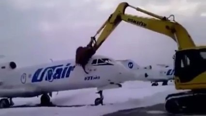 Un employé licencié d’un aéroport se venge en détruisant un avion avec une pelleteuse