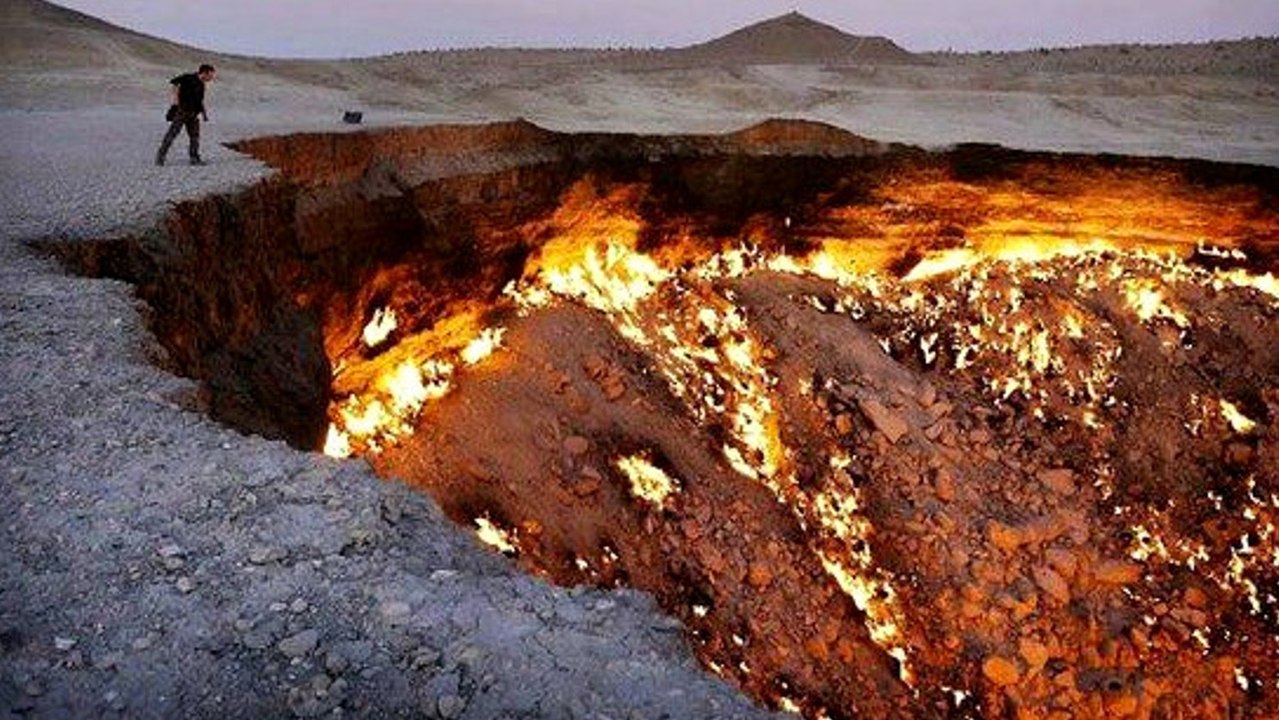 La Porte de l'Enfer (Turkménistan) : le cratère géant perdu en plein désert  - Vidéo Dailymotion