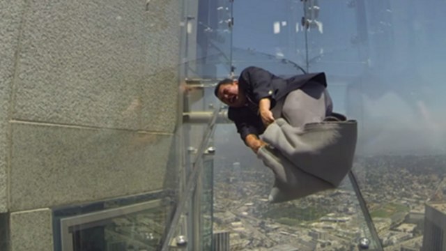 Ce toboggan de verre suspendu à 300 mètres d'altitude va vous donner le vertige