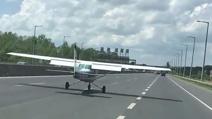 En Hongrie, un avion de tourisme se pose sur l'autoroute