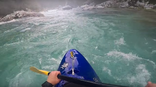 Un kayakiste est emporté par un siphon dans la rivière Soca en Slovénie