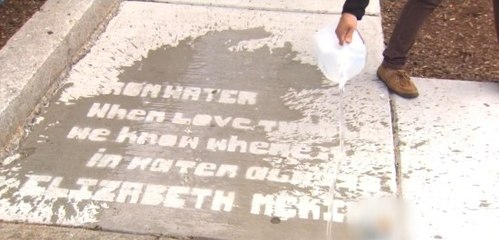 Raining Poetry : quand des poèmes s'affichent au sol par temps de pluie