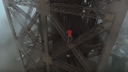 En pleine période de l'Euro 2016, ils escaladent la tour Eiffel sans protection !
