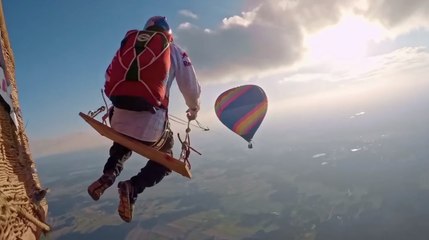 Ces types complètement fous font de la balançoire... entre deux montgolfières !