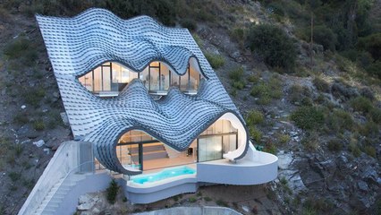 Une maison de rêve incrustée dans une montagne avec vue sur la mer !