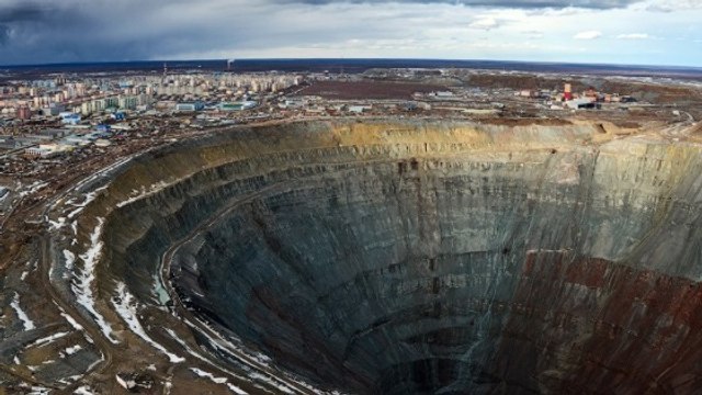 La mine de Mir : Le vertigineux abîme sibérien de 525 mètres de profondeur est en réalité une gigantesque mine de diamants