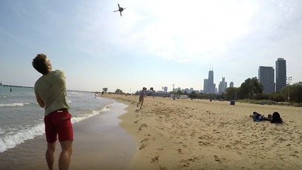 Découvrez l'AER, l'objet incroyable pour prendre des selfies aériens en voyage