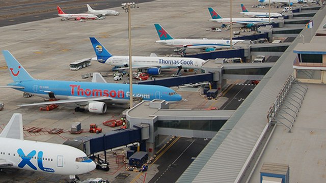 Elle pensait que jeter une pièce dans le réacteur d'un avion portait chance