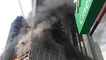 Dubaï : un départ de feu spectaculaire dans un immeuble en construction à Dubaï