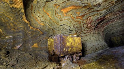 En Russie, cette mine incroyable possède des parois psychédéliques ! 