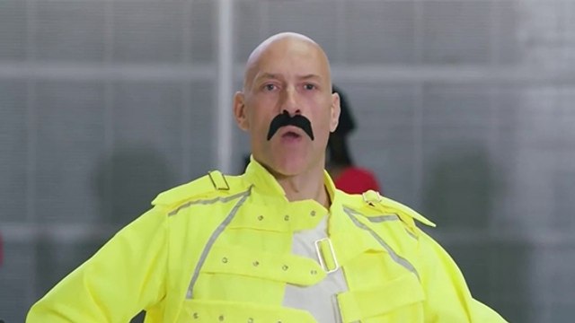 Des bagagistes de l'aéroport londonien d'Heathrow danse sur I Want To Break Free pour rendre hommage à Freddie Mercury