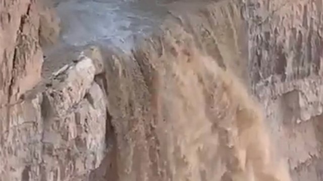 Israël : de fortes pluies provoquent une cascade en plein désert