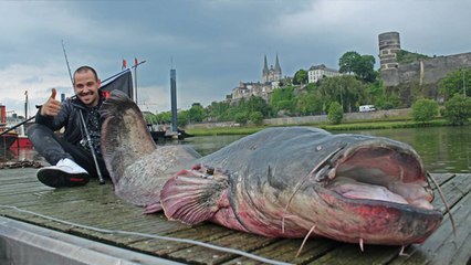 Après une bataille de 30 minutes, il sort un véritable monstre de l'eau