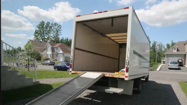 Insolite : Il transforme un camion de déménagement en maison (Photos)