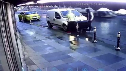 Fırından ekmek kasası alırken aracını çaldılar
