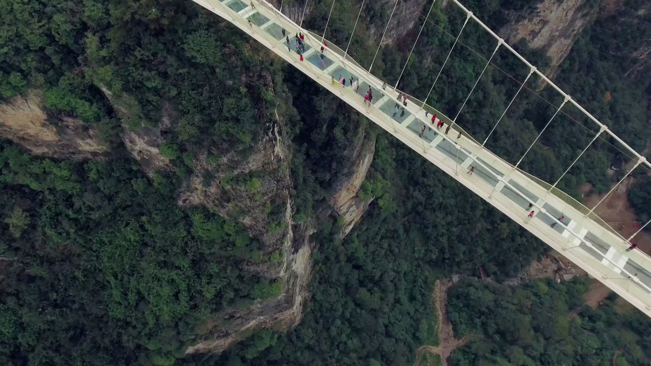 Chine : un touriste frôle la catastrophe sur un pont en verre brisé