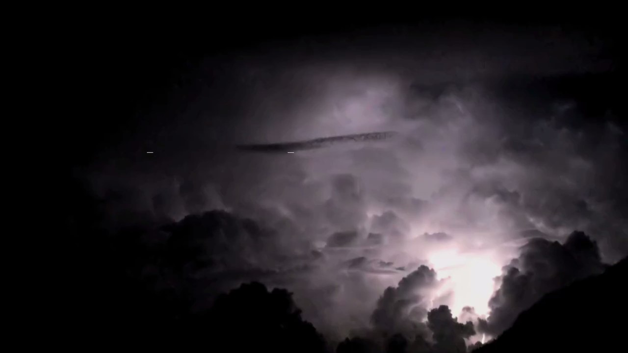 Insolite : un Américain passe à deux doigts de se faire frapper par la foudre devant chez lui