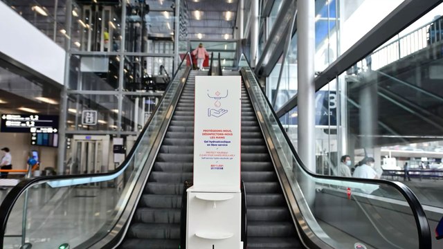 Évacuation d'urgence : des passagers dans l'obligation de pousser leur avion