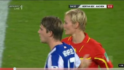 On ne touche pas la poitrine de Mme l'arbitre !