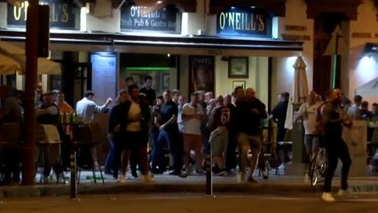 Скачать видео: Batalla campal en Sevilla entre aficionados del Eintracht y el West Ham