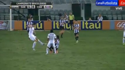 Il frappe dans la tête de Ronaldinho et prend un carton jaune