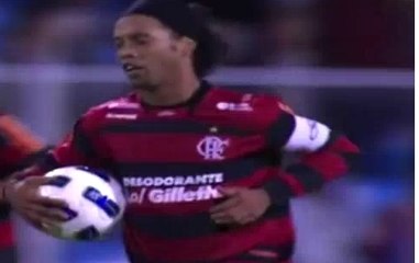 Ronaldinho marque un corner direct