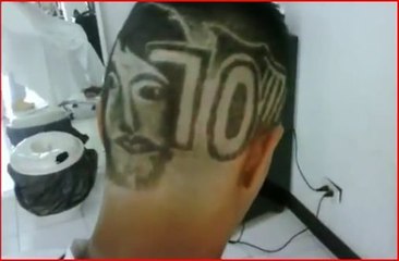 Un supporteur se fait la coupe de cheveux Lionel Messi