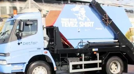 Un camion poubelle pour récupérer les maillots floqués du nom de Carlos Tévez