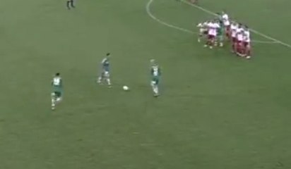 Une magnifique combinaison sur coup-franc du Rapid Vienne