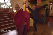 Michel Jonasz danse avec un moine bouddhiste