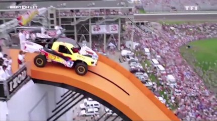 Le zapping du 21/03 : Le record du monde de saut en voiture !