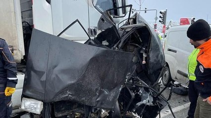 TIR kırmızı ışıkta bekleyen 5 araca çarptı: 1 ölü, 11 yaralı