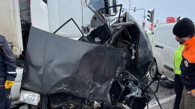 TIR kırmızı ışıkta bekleyen 5 araca çarptı: 1 ölü, 11 yaralı