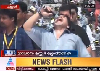 Vidéo insolite : En transe, Diego Maradona chante sur scène en Inde pour son propre anniversaire