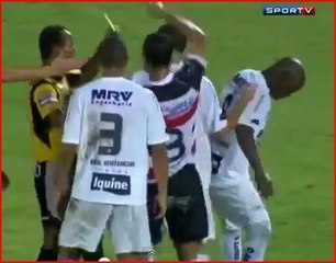 Brésil: Tobi prend un carton jaune et fait un Moonwalk