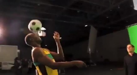 Vidéo Insolite Usain Bolt : Admirez le talent du sprinteur balle au pied
