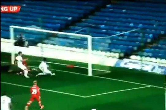 Vidéo insolite : Un incroyable raté à quelques centimètres du but