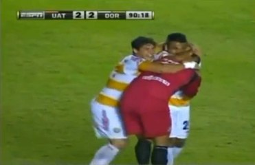 Vidéo insolite : Un gardien marque deux fois pendant un match