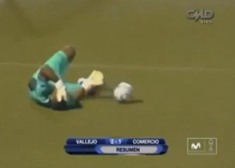 Un joueur marque pendant l'évanouissement du gardien