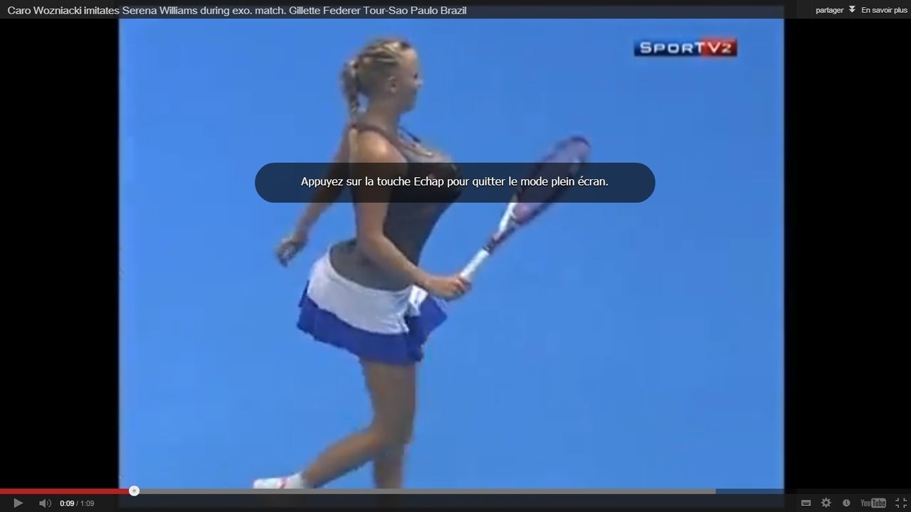 Une Caroline Wozniacki glamour se déguise en Serena Williams face à Maria Sharapova