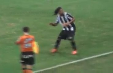 Ronaldinho marque un pénalty et fait semblant de lancer une grenade sur les supporteurs de Cruzeiro