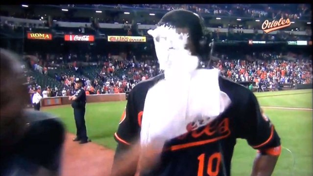 Insolite : Un joueur de baseball se prend deux tartes à la crême en pleine figure