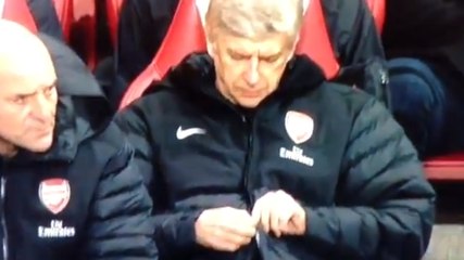 Vidéo Arsenal : Arsène Wenger se bat avec... sa fermeture éclair