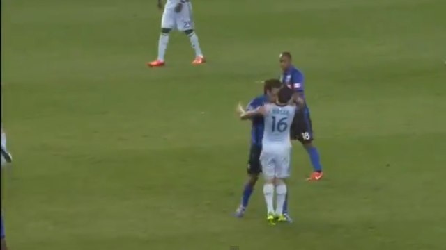 MLS : Alessandro Nesta met un coup de boule à un joueur adverse lors du match Montréal - Kansas City