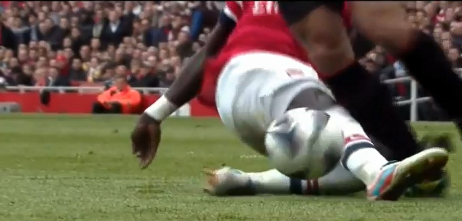 Robin Van Persie marque sur penalty et ne célèbre pas son but lors d'Arsenal - Manchester United