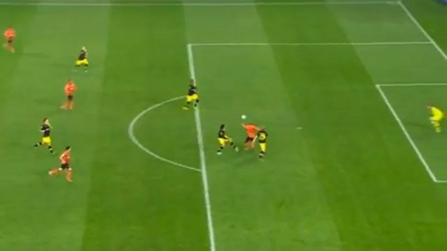 La magnifique reprise de volée de Douglas Costa lors de Shakhtar Donetsk - Borussia Dortmund