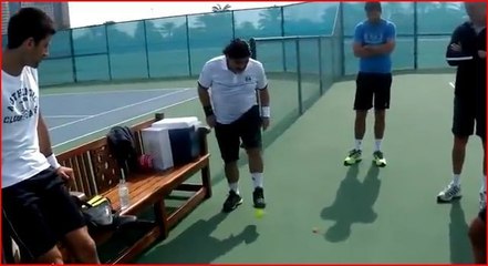 Diego Maradona s'amuse avec une balle de tennis