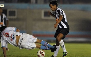 Le tacle assassin sur Ronaldinho en Copa Libertadores